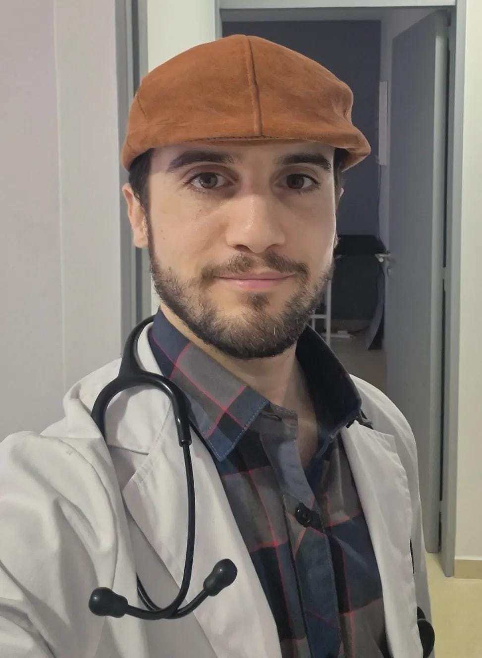 Dr. Santino, Nicolás